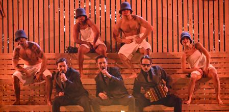 Actuación del trío finlandés KAJ, que representa ) Suecia con la canción en sueco ‘Bara bada bastu’ (traducible por ‘“vamos a la sauna”&nbsp;