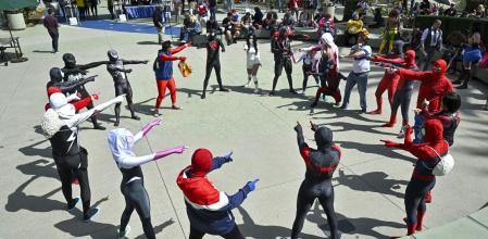 Personas vestidas de Spider-Man se señalan entre sí mientras imitando un popular meme en internet 