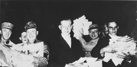 Alegres pirómanos de las ideas, en una quema de libros en plena Alemania nazi