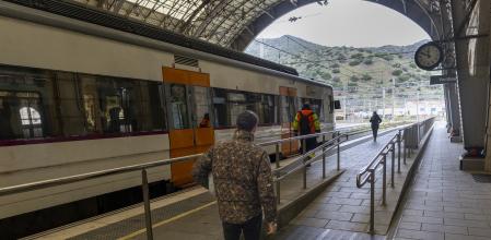 Ismail, un joven marroquí recién, subiendo al tren para Francia el pasado martes en la estación de Portbou