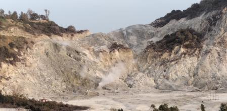 Las fumarolas de gas blanco en los Campos Flégreos evidencian la actividad del magma subterráneo y atraen a los curiosos, incluidos 'tiktokers' e 'influencers' 