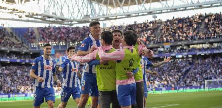 CORNELLÁ DE LLOBREGAT (BARCELONA), 29/03/2025.-Los jugadores del RCD Espanyol celebran el gol de Javier Puado contra el Atlético de Madrid, durante el partido de la jornada 29 de LaLiga entre el RCD Espanyol y el Atlético de Madrid, este sábado en el RCDE Stadium en Cornellá de Llobregat (Barcelona).- EFE/ Alejandro Garcia