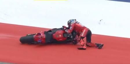 Marc Márquez intenta levantar su Ducati al caerse en la curva 4