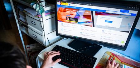 Persona consultando la web de la Agencia Tributaria