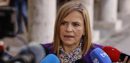 La delegada del Gobierno en la Comunitat Valenciana, Pilar Bernabé, atiende a los medios durante la celebración del Día Meteorológico Mundial 2025, en el Aula Magna de la NAU, a 24 de marzo de 2025, en Valencia, Comunidad Valenciana (España).