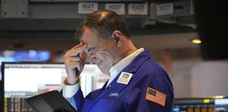 Un operador de la bolsa de Nueva York, ayer en Wall Street