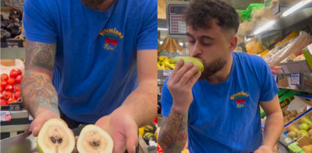 El experto en frutas enseña el interior de una pera “modorra”. 