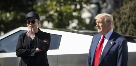 El presidente de EEUU, Donald Trump, recibe el multimillonario Elon Musk y varios de sus vehículos Tesla en la Casa Blanca