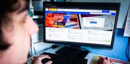 Una persona en la web de la Agencia Tributaria