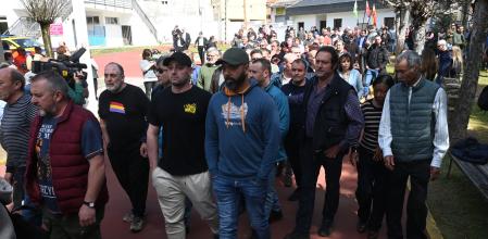 Familiares y amigos de las víctimas de la mina de Cerredo acuden a la capilla ardiente.