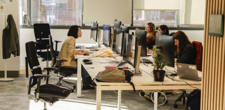 Trabajadores en una oficina de Barcelona