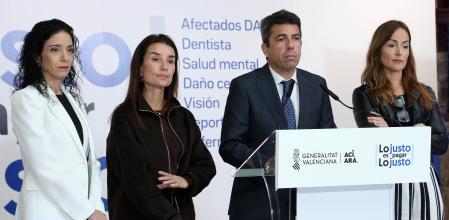 Mazón, en el centro, este miércoles en el Palau de la Generalitat presentando la campaña de la renta