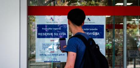 Foto ANDREA MARTÍNEZ PASTOR 27/03/2025. Recursos de la Agencia Tributaria de la Plaza Letamendi de Barcelona para la campaña de la renta. Se encarga de conseguir que las personas paguen sus impuestos. También se le conoce con las letras AEAT.