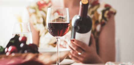 ¿Qué significan realmente las etiquetas del vino? Aprende a descifrarlas como un experto