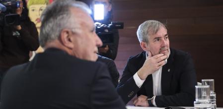 El presidente de Canarias, Fernando Clavijo, (d) y el ministro de Política Territorial, Ángel Víctor Torres (i), en una reunión en la que se analiza cómo aplicar el auto del Tribunal Supremo que encomienda al Estado la acogida de los menores migrantes solicitantes de asilo. EFE/Alberto Valdés