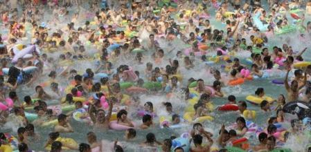 Una piscina abarrotada en Daying, en China