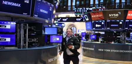 Un operador corre en el parqué de la Bolsa de Nueva York, en un día de mucha tensión 