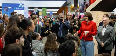 La ministra de Ciencia, Innovación y Universidades, Diana Morant, con estudiantes en su visita la semana pasada a la feria Aula