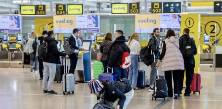 Vueling se enfrenta a una multa de 39 millones de euros por cobrar por la maleta de mano