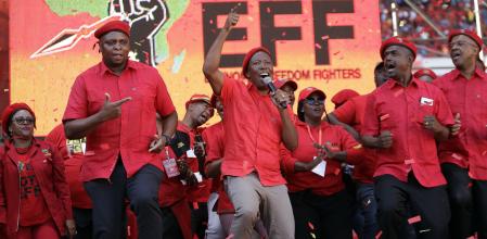 Julius Malema (centro), actual líder del partido Luchadores por la Libertad Económica (EFF) cantando una canción al final de un mítin 