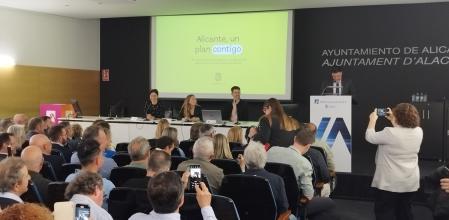 El alcalde de Alicante, Luis Barcala, expuso los objetivos básicos del futuro Plan General de Ordenación Urbana ante una sala que se quedó pequeña.