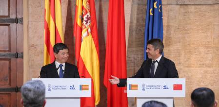 El presidente del Congreso Popular Provincial de Fujian, Zhou Zuyi, y el president Carlos Mazón, este lunes en València&nbsp;