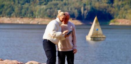 Josep Ayats muestra la expectación por fotografiar la punta del campanario de la iglesia románica de Sant Romà, en el pantano de Sau, el único elemento que aún no ha