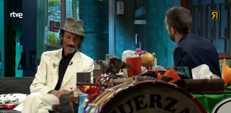 Con una foto desnudo, un dream team musical y una historia absurda pero real, Leiva dejó huella en 'La Revuelta'