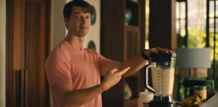 Patrick Schwarzenegger utiliza la licuadora para sus batidos de proteínas.