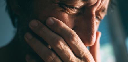 Hoy en día, en la universidad se sigue favoreciendo el análisis de la enfermedad desde una perspectiva puramente física y mecanicista&nbsp;