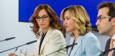 La ministra de Sanidad, Mónica García, y la ministra portavoz, Pilar Alegría, durante la rueda de prensa celebrada este mediodía&nbsp;