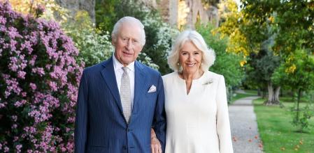 Carlos III y la reina Camila en la villa Wolkonsky, la residencia del embajador británico en la capital italiana, durante su viaje oficial al país transalpino.