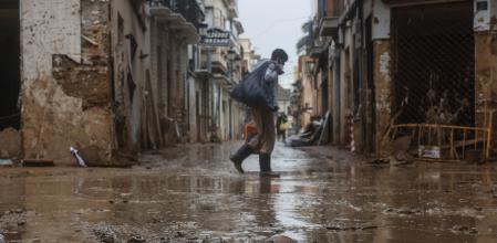 Un hombre pasea por la calle anegada de barro en Paiporta días después de la dana&nbsp;