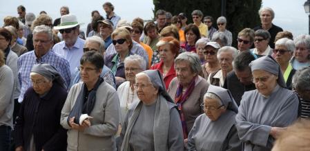 La monja Lourdes Solé, en primera fila en el centro de la imagen, fue abadesa del monasterio benedictino barcelonés entre los años 1979 y 2000&nbsp;