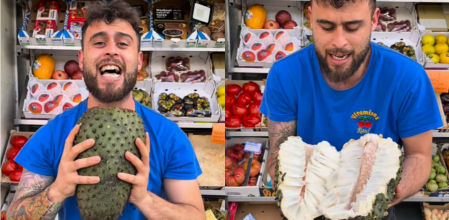 Un frutero enseña la guanábana.