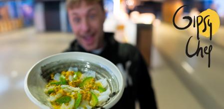Ensalada de bacalao con maracuyá y aguacate