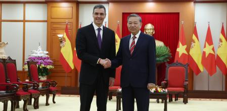 Pedro Sánchez con el secretario general del Partido Comunista de Vietnam, To Lam, en Hanoi