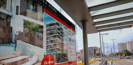 Carteles de promoción de venta de viviendas entre Esplugues y Cornellà, en Barcelona,