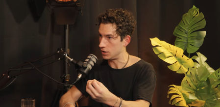 Yoar Corres es psiquiatra en el Hospital de El Escorial (Madrid). En sus terapias combina lo mejor de la psiquiatría occidental con enfoques innovadores.