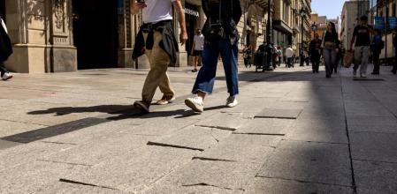 El mal estado del pavimento del Portal de l’Àngel desencadena muchos tropezones