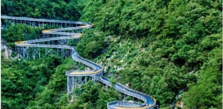 El circuito del parque de atracciones OMG Heartbeat Paradise está rodeado de montañas&nbsp;