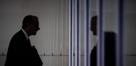 El líder conservador y futuro canciller, Friedrich Merz, llegando el miércoles&nbsp; 9 de abril a una reunión de su grupo parlamentario en Berlín&nbsp;