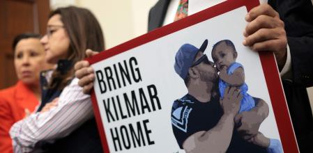 Los manifestantes exhiben una pancarta con una fotografía de Kilmar Abrego García besando a su hijo&nbsp;