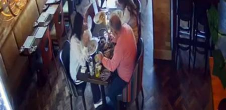 El matrimonio de estafadores comiendo con su hija en el restaurante