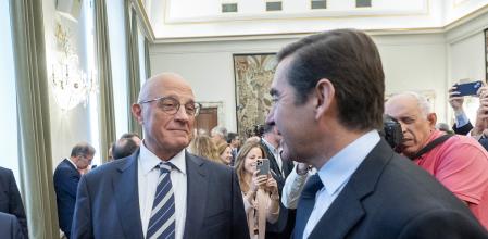 El presidente del Sabadell, Josep Oliu, con el del BBVA, Carlos Torres