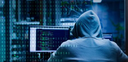 Un ciberdelincuente hackeando un sistema informático