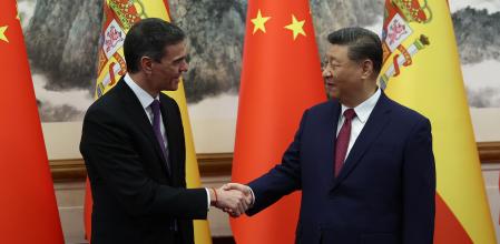 El presidente del Gobierno, Pedro Sánchez, estrecha la mano al presidente chino, Xi Jinping, durante el encuentro que mantuvieron ayer
