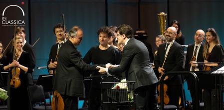 Tomàs Grau saludant Alexey Shora l’Òpera de Dubai en presència d’Edgar Moreau després de tocar el seu Concert per a violoncel núm. 3