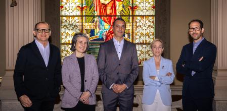 Profesor particular. Las herramientas de IA generativa ofrecen itinerarios formativos individualizados, lo que permite a los alumnos alcanzar unos rendimientos superiores.