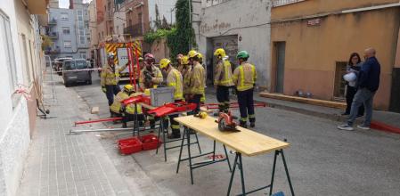 Bomberos en la calle Priorat de Sabadell, donde se produjo el derrumbe.